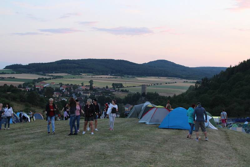 V pátek odstartoval oblíbený festival pod hradem Točníkem.