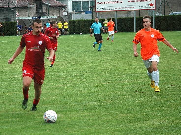 Komárov (v červeném) v MOL Cupu přehrál v derby Hořovicko 1:0.