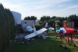 V troskách letounu byly zaklíněné dvě zraněné osoby, které hasiči vyprostili pomocí hydraulického nářadí.