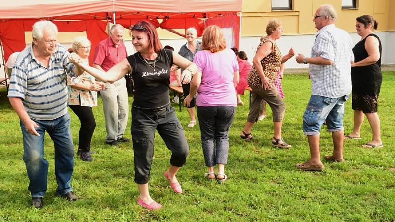 Velice oblíbenou tradicí se nejen pro obyvatele králodvorského domova s pečovatelskou službou, ale i členy králodvorského klubu seniorů stalo pečení buřtů na místní zahradě.