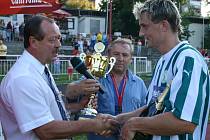 Pohár za turnajové prvenství v roce 2007 předal kapitánovi FK SIAD Most starosta města Králův Dvůr Karel Mencl (vlevo). 