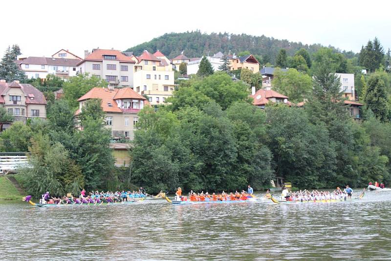 Posádky dračích lodí závodily na Berounce.