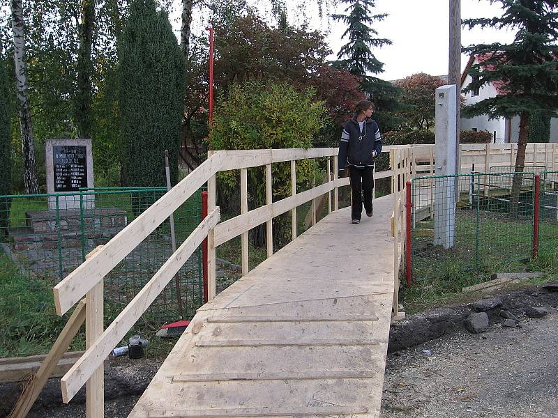 Oprava mostu uzavřela Bykoš do konce roku