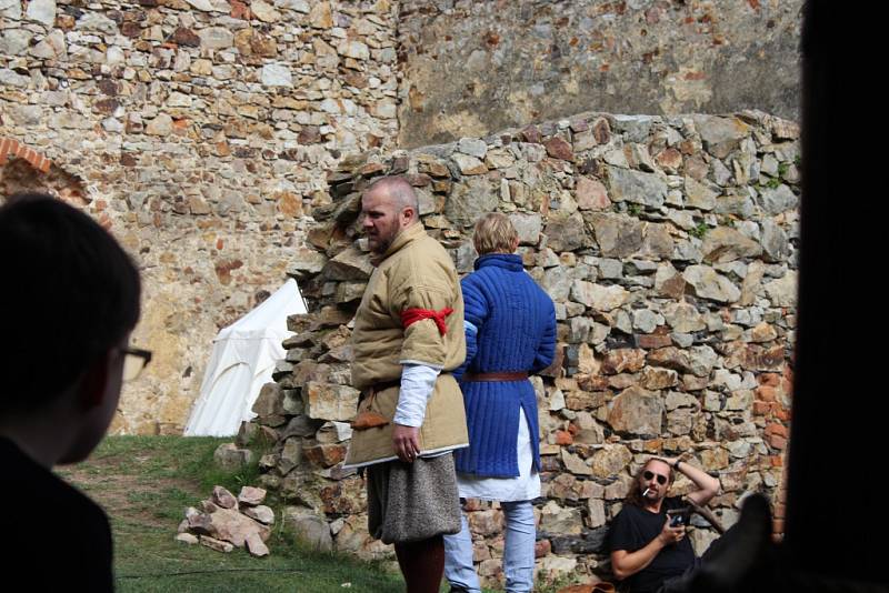 Šermířská utkání z drsného středověku, dobové stánky a další historické zajímavosti si v sobotu užili návštěvníci hradu Točník. 