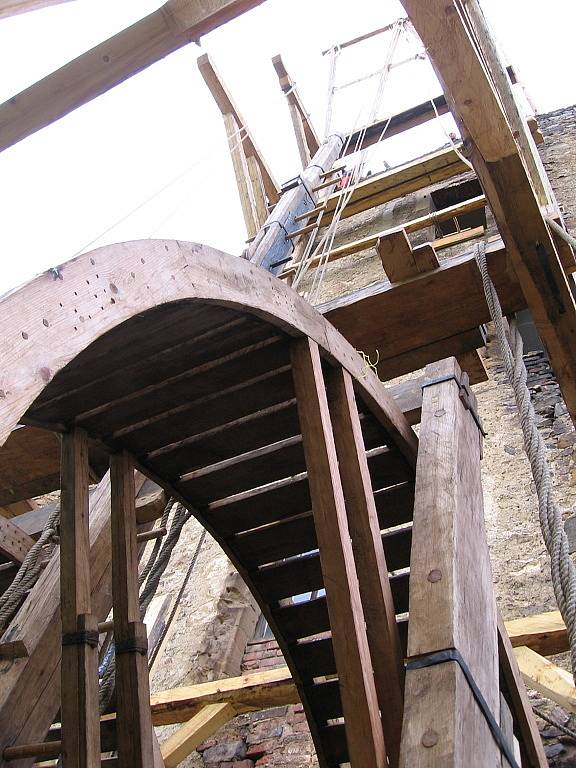 Hrad Točník je jediné místo na světě, kde kulturní památku pomáhá opravovat středověký stroj.