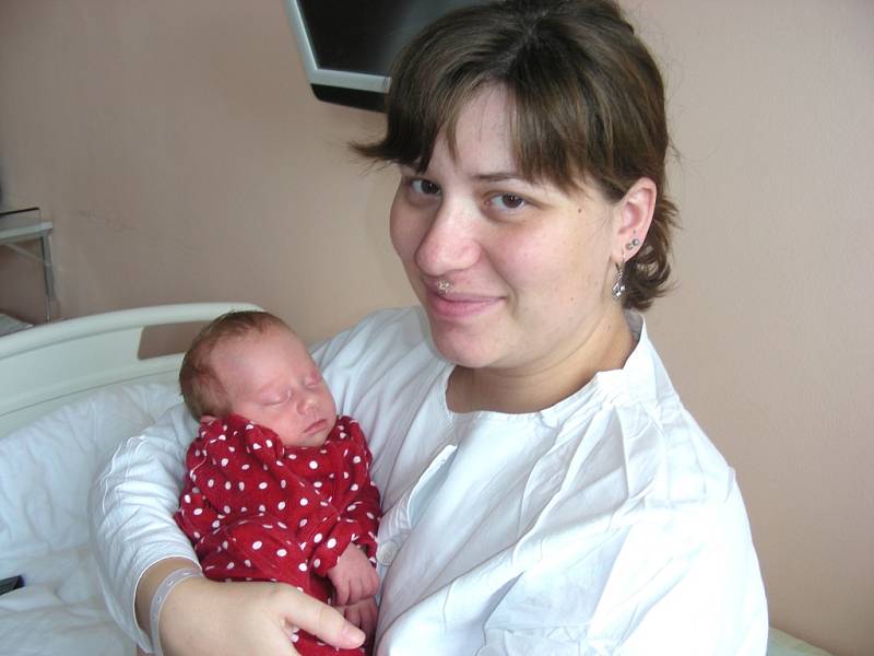 Jméno po své prababičce dostala Eva Trýbová, prvorozená dcerka manželů Lucie a Davida. Evička se rozhodla přijít na svět ve středu 23. května a vážila 2,50 kg. Maminka s tatínkem si holčičku odvezou do Mezouně. 