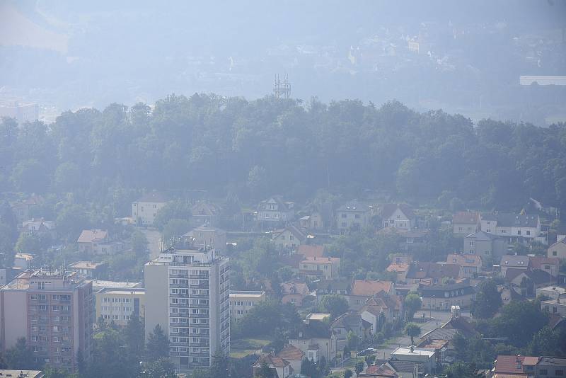 Modrý opar kouře z lesních požárů zahalil Beroun