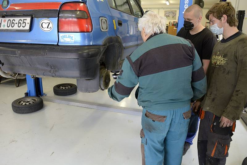 Z odborného výcviku na Středním odborném učilišti Beroun-Hlinky: každý postup si vyžaduje nejen  určitý postup, ale i trik, jak si práci ulehčit.