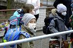 Děti ze ZŠ Masarykova Komárov se vracejí do školy.
