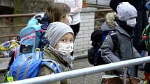 Děti ze ZŠ Masarykova Komárov se vracejí do školy.