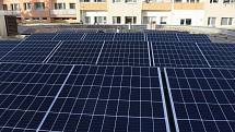 Fotovoltaické panely na střeše mateřské školy v ulici Tovární.