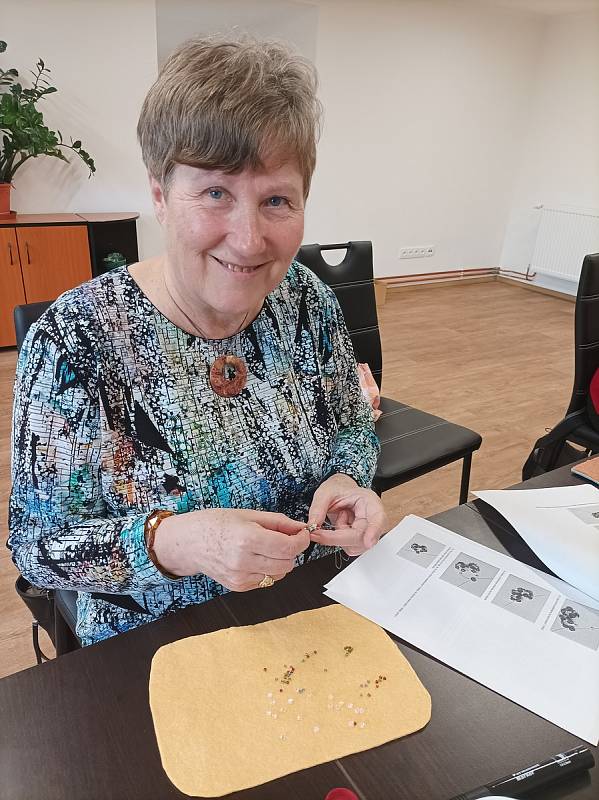 Seniorům při výrobě šperků pomáhala lektorka Zdeňka Foffmannová.