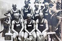 Československý olympijský tým ve vodním pólu na LOH 1924, František Kurka stojí první zprava