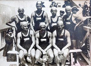 Československý olympijský tým ve vodním pólu na LOH 1924, František Kurka stojí první zprava
