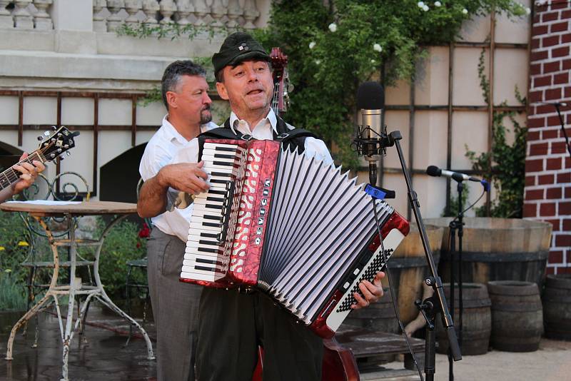 V zahradě zámku v Mníšku pod Brdy se v podání zadnotřebaňských ochotníků uskutečnila další derniéra muzikálu Postřižiny.