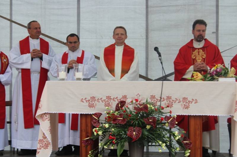 Desítky Ludmil z Česka, ale i Slovenska a stovky dalších lidí přijely v sobotu na Svatoludmilskou pouť, která se už tradičně konala v obci Tetín.