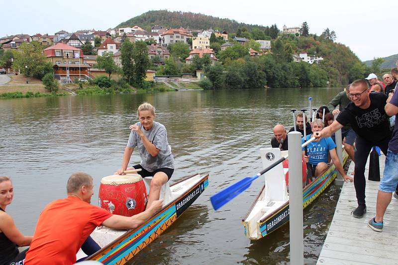 V berounském autokempu bylo o víkendu rušno. Konal se zde už 13. ročník závodů dračích lodí Berounský drak. Jeho součástí byl i Lunapark pro děti.