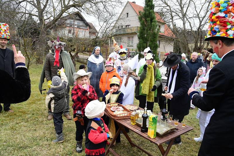 Z masopustního průvodu v Koněprusích.