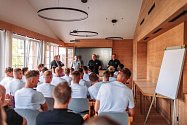 Noví majitelé plzeňského klubu Martin Dellenbach a Raphael Landthaler promluvili k hráčům před pátečním zápasem s Hamburkem (3:3).