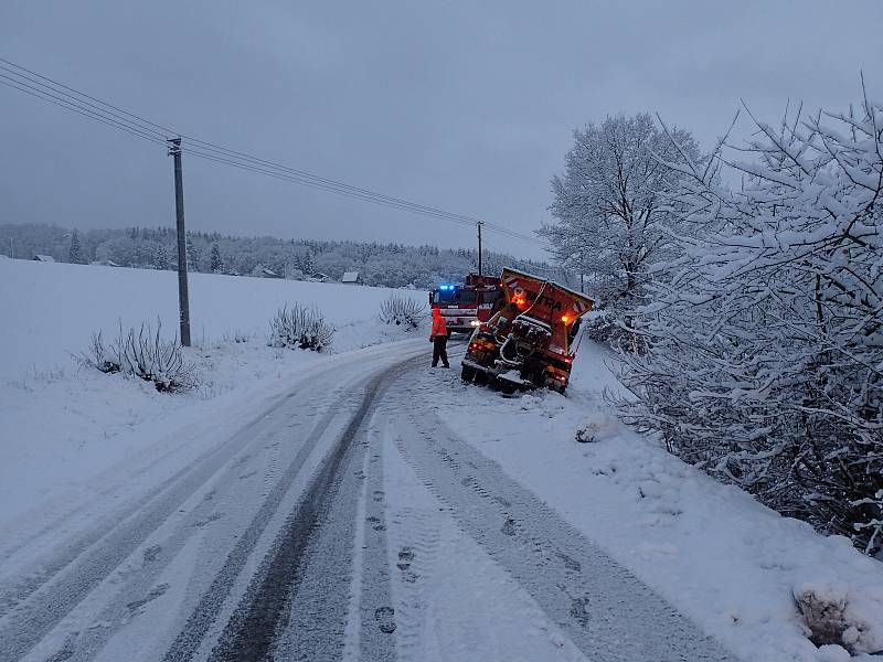 Berounský region zasypal sníh. Na kluzkých vozovkách sjely do příkopů osobní auta, autobusy i sypače.