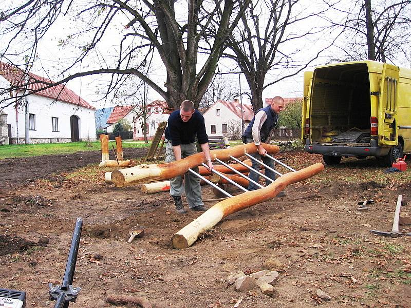 Hostomicko získalo několik dětských hřišť