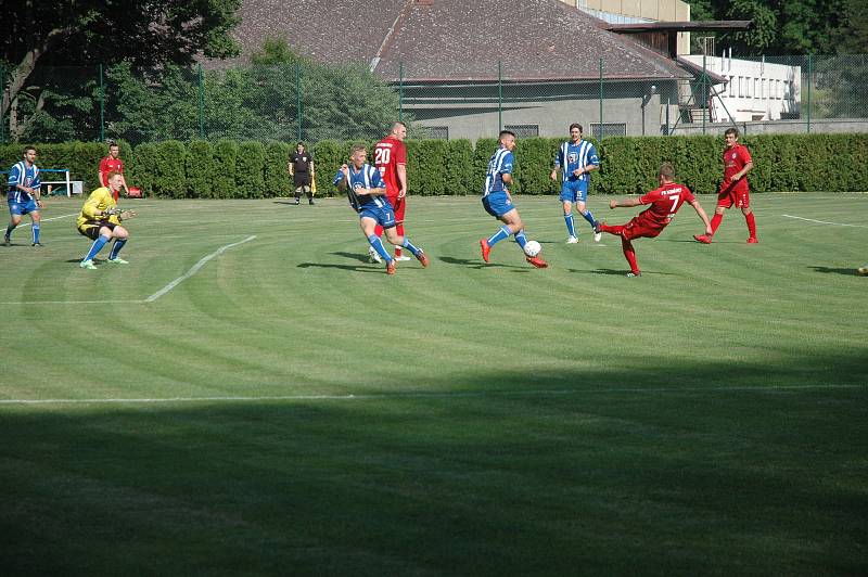 V Komárově převedli proti domácím fotbalové umění hokejisté Plzně (v modrém).