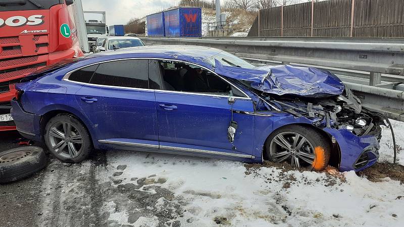 Dálnici D5 na 33. kilometru zablokovala ve čtvrtek 20. ledna hromadná nehoda.