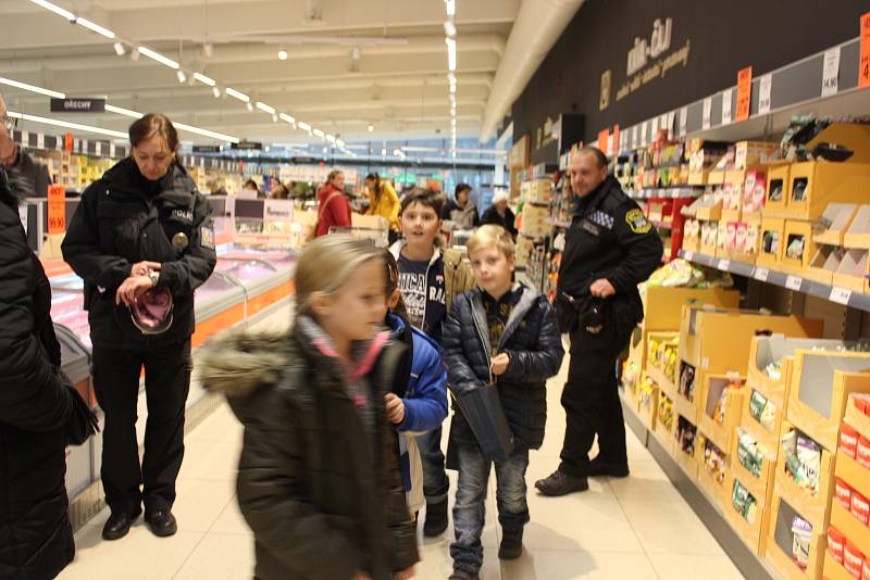 Bezpečnostní policejní akce v obchodním domě Lidl v Berouně.