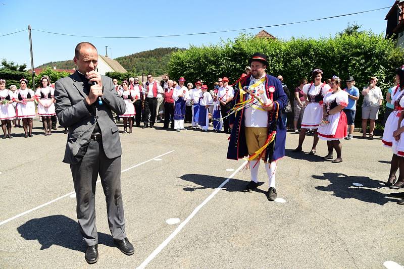 Staročeské suché máje v králodvorských Popovicích.