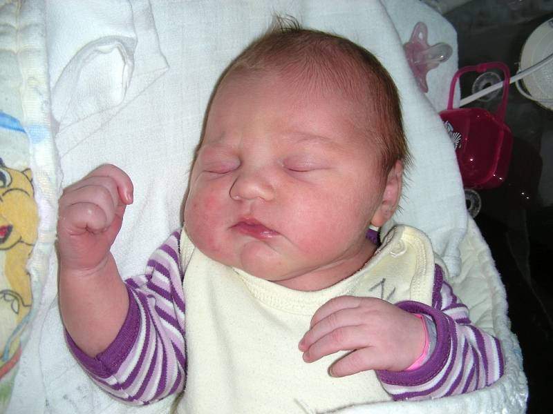 Michálek Kučera (7) z Hýskova vybral jméno Denisa, pro svoji sestřičku, která se narodila s pěknou váhou 4,10 kg a mírou 51 cm mamince Aleně 6. listopadu. Deniska pospíchala na svět tak rychle, že tatínek David stihl porod na poslední chvíli. 