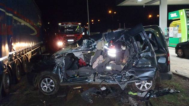 Při tragické dopravní nehodě u obce Tlustice zemřel řidič a spolujezdkyně z osobního vozidla.