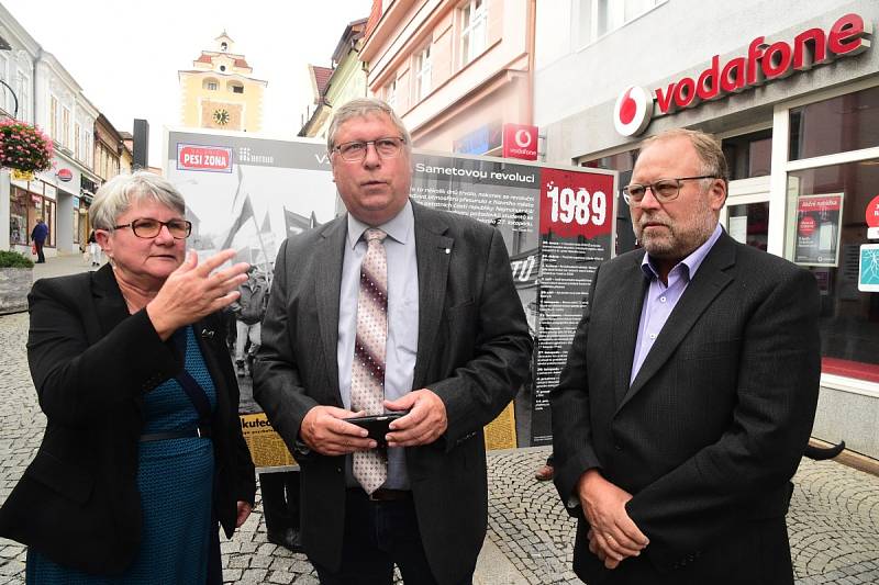 Ze slavnostního zahájení výstavy 'Vzpomínky na Sametovou revoluci' v Galerii Pěší zóna v Palackého ulici v Berouně.