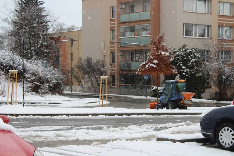 Berounský region zasypal sníh. Na kluzkých vozovkách sjely do příkopů osobní auta, autobusy i sypače.