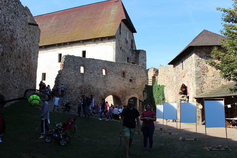 Točník o víkendu 15. a 16. září ovládli indiáni a otevřeli jeho brány dětem.