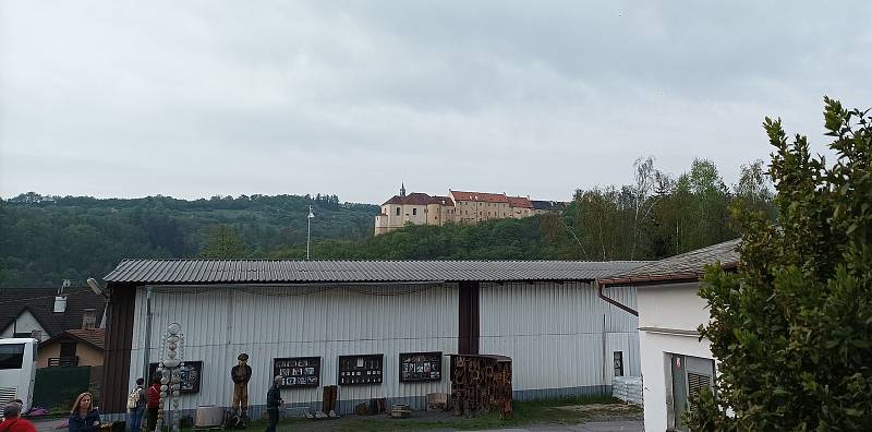 Výlet rokycanských ochránců přírody do Nižbora, Litoměřic a Ploskovic.