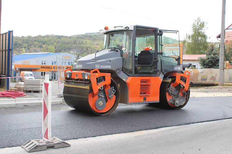 Na silnici v Plzeňské ulici se začal pokládat nový asfalt.