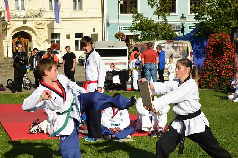 Město Beroun se zaměřilo na prevenci kriminality a sebeobranu dětí i dospělých.  Na Husově náměstí se v úterý konala akce  zaměřená na sebeobranu dětí.  Pro mnohé účastníky akce byla zároveň dobrou inspirací k využití volného času.