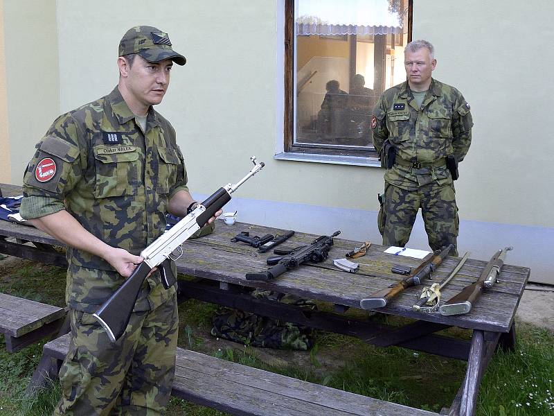 Vojáci přijeli na Základní školu Hostomic.