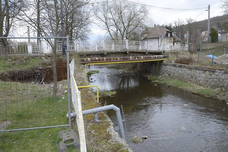 Komárov. Pohled na tři roky trvající stavby lávky pro inženýrské sítě.