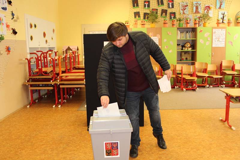 V berounském regionu přišlo k volbám letos abnormálně voličů, a to hlavně z řad mladých lidí. Volební komise byly nadšené.