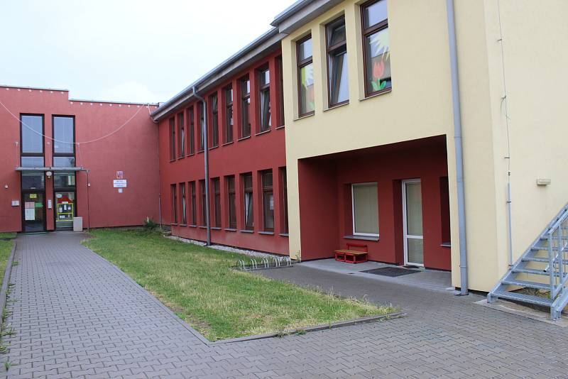 Mateřská škola sídlí ve stejném areálu jako Domeček Hořovice. Nyní využívá čtyři areály a celkově deset tříd, k dispozici má i rozlehlou zahradu.