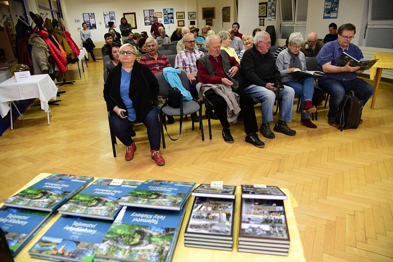 Ze křtu knihy 'Tajemství řeky Klabavy' v knihovně ve Strašicích.