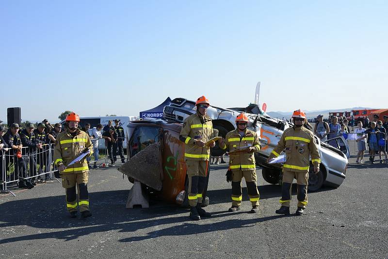 Z Velké ceny Hořovic, hasičské soutěže ve vyprošťování osob z havarovaných vozidel na letišti Tlustice.