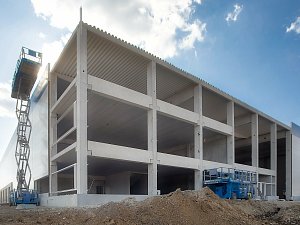 Výrobce stavebních strojů Doosan Bobcat otevře u Zdic novou skladovací halu.