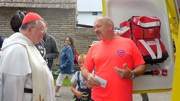 Dominik kardinál Duka OP arcibiskup pražský požehnal vozidlu řevnických záchranářů