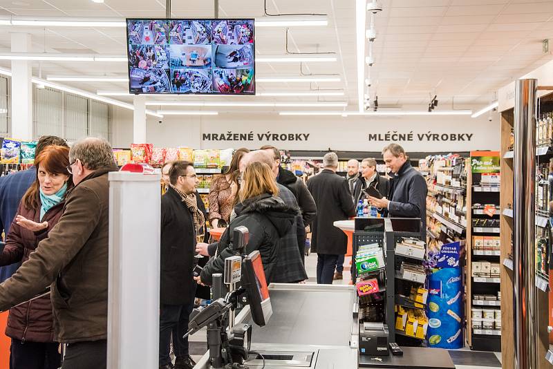 Ze slavnostního otevření samoobslužné prodejny Coop v Drašarově ulici v Berouně.