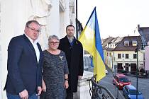 Vedení berounské radnice vyvěsilo vedle české státní vlajky také ukrajinskou na podporu usurpovaného státu Ruskem.