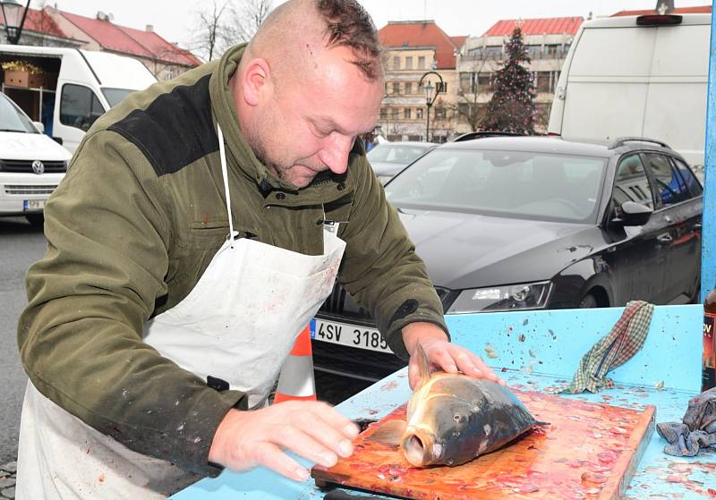 Z vánočního prodeje ryb na Husově náměstí v Berouně.