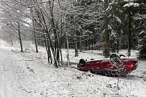 Nehoda, která se stala loni den před Štědrým dnem za Malým Chlumcem ve směru na Dobříš. Řidiči se naštěstí nic nestalo.