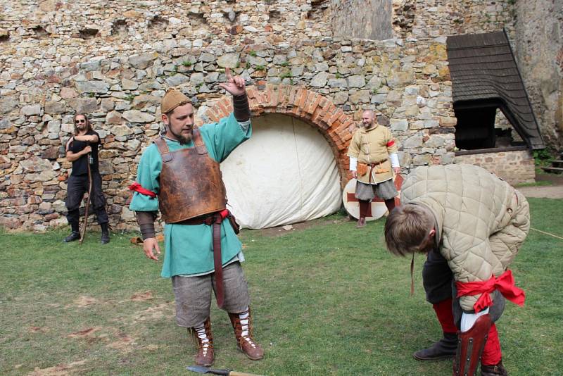 Šermířská utkání z drsného středověku, dobové stánky a další historické zajímavosti si v sobotu užili návštěvníci hradu Točník. 